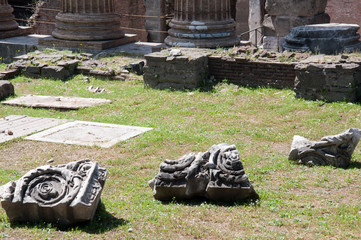 Roma, Italia - 30 aprile 2018: Resti di colonne antiche sul terreno dei Fori Imperiali in...