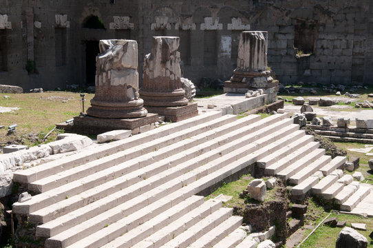 Roma, Italia - 30 aprile 2018: l'antica scala del Tempio di Marte Ultore dei Fori Imperiali  in prospettiva