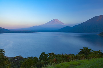 Fototapeta premium 夕焼けで赤く染まった富士山、山梨県富士河口湖町本栖湖にて