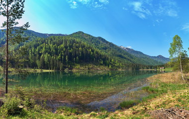 Fototapeta na wymiar Der Farchtensee in den Gailtaler Alpen / Kärnten / Österreich