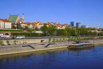 Obraz premium Warsaw, Poland - Panoramic view of historic quarter of Warsaw with Royal Castle and old town tenements seen from the Vistula river side