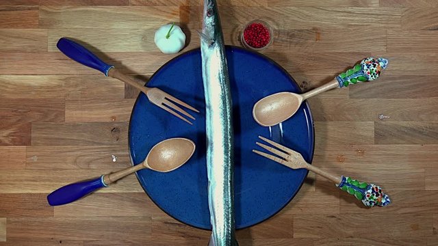 Stop motion with long fish, fruit and vegetables on the plateau