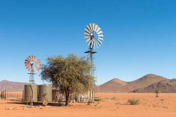 Windräder zur Wasserförderung in den Tirasbergen, Namibia