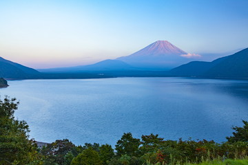 Obraz premium 富士山と夕焼け、山梨県富士河口湖町本栖湖にて