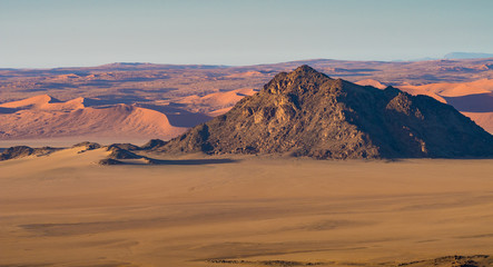 Fototapeta na wymiar die Wüste Namib morgens aus einem Ballon gesehen, Sesriem, Hardap, Namibia