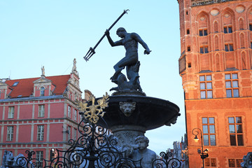 Fountain of the Neptune in old town of Gdansk at dawn, Poland © Patryk Kosmider