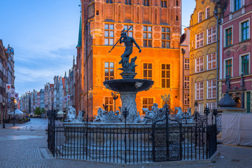 Fountain of the Neptune in old town of Gdansk at dawn, Poland © Patryk Kosmider