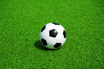 Klassischer Fussball auf grünem Kunstrasen