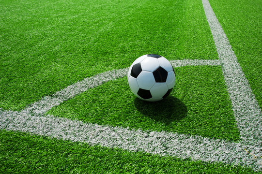 Fussball bei Eckfahne, Eckstoss, Freistoss, beim Eckball auf gr&uuml;nem Kunstrasen in der Sonne