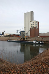 containerschiff im hafenbecken