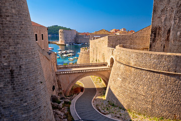Naklejka premium Dubrovnik city walls and harbor view