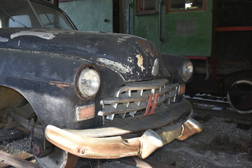Fototapeta premium vintage car on a background of the railcar