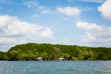 Fototapeta na wymiar Huts on Pak Nam river