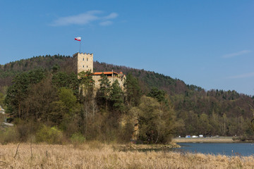 Fototapeta na wymiar Tropsztyn castle over the Dunajec river in Wytrzyszczka, Poland