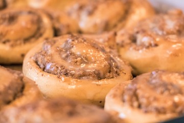 Leckere Nußschnecken mit Glasur zu Gebäck Dessert oder Frühstück. Süße Nussschnecken und Zimtschnecken. Teigwaren aus Hefeteig hausgemacht nach Rezept vom Bäcker oder Konditorei. Füllung Zimt und Nuss