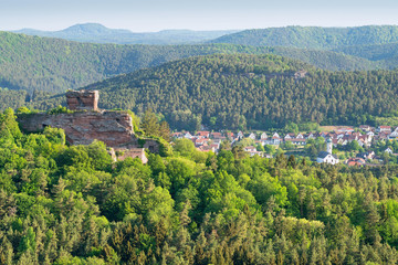 Fototapeta na wymiar Ruine Drachenfels und Busenberg im Pfälzerwald
