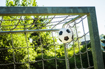 Ball im Kreuzeck, am Boltzplatz mit Gegenlicht und Stimmung, Ball ist im Tor