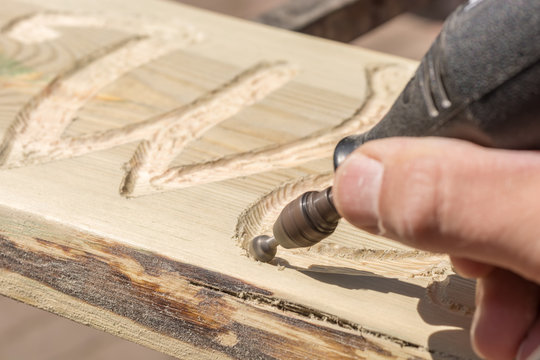 Kreatives Holzschild wird mit einer Fr&auml;se hergestellt