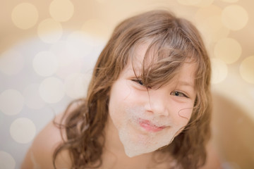 enfant jouant dans la baignoire