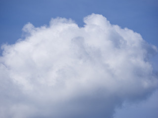 Wolke im blauen Himmel 