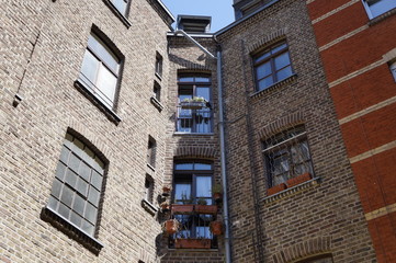 Stadthaus Hofansicht Backstein schlicht und schön auch ohne Balkon