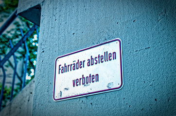 Hinweisschild und Verbotsschild mit der Warnung auf deutsch Fahrräder abstellen verboten in...