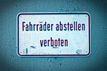 Hinweisschild und Verbotsschild mit der Warnung auf deutsch Fahrräder abstellen verboten in...
