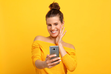 Naklejka premium Woman against yellow wall background
