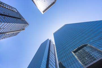Obraz na płótnie Canvas up view of modern glass building in urban
