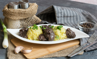 Roasted chicken liver on onion with mashed potatoes