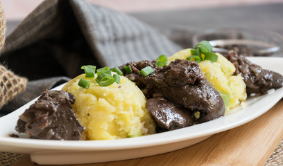 Roasted chicken liver on onion with mashed potatoes