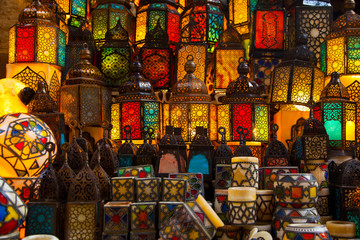 éclairage avec des couleurs sur la lanterne de style musulman