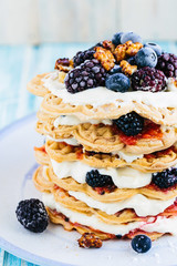 Waffeltorte mit Beeren, Grapefruit und weißer Schokolade