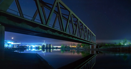 Nachts unter der Brücke