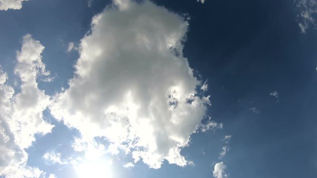 Sch&ouml;nwetterwolken in Zeitraffer und Rotation bei blauem Himmel, Cumuluswolken