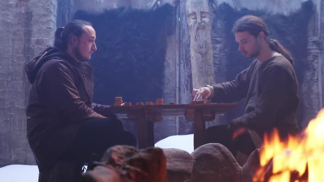 Vikings play a board game