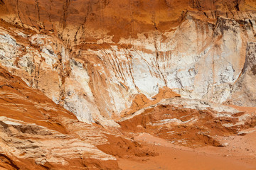 Düne mit roter Sand. Sand Texure und Sand Formation in unterschidlichen Farben.