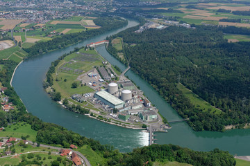 Luftaufnahme des Atomkraftwerks und des Flusskraftwerks Beznau (Schweiz)