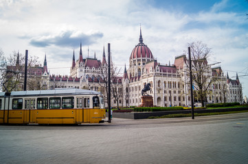 Straßenbahn vor dem Parlamentsgebäude Budapest