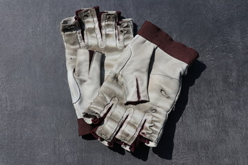 Kletterhandschuhe mit Gebrauchsspuren vom Seil/ Karabiner