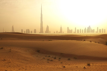 Fototapeta premium Panoramę Dubaju o zachodzie słońca lub zmierzchu, widok z pustyni arabskiej