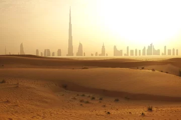 Poster Skyline van Dubai bij zonsondergang of zonsondergang, uitzicht vanaf de Arabische woestijn © adrian_ilie825