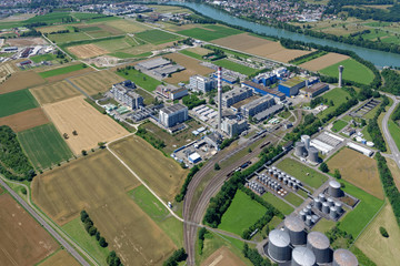 Luftaufnahme des Industriegebiets Sisslerfeld (Schweiz) mit den Unternehmen Novartis, Syngenta und DSM