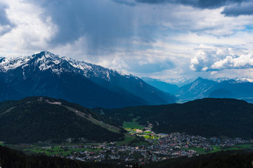 Blick auf Seefeld in Tirol, Wetterstimmung Regenwolken