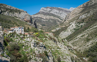 Fototapeta na wymiar Homes on the cliff in mountains