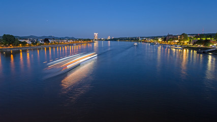 Bonn, Rheinschifffahrt bei Nacht