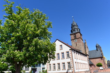 Volksschule und Katholische Pfarrkirche St. Margaretha in Kahl am Main 