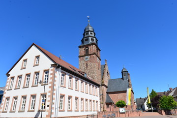 Volksschule und Katholische Pfarrkirche St. Margaretha in Kahl am Main 