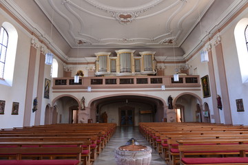 Innenansicht der katholischen Pfarrkirche St. Margaretha in Kahl am Main 