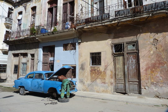Oldtimerreparatur auf kubanisch in Havanna.